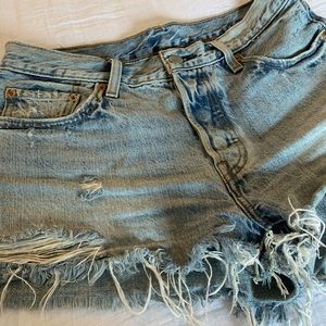 LEVIS | MID RISE LIGHT WASH CUT OFF SHORTS